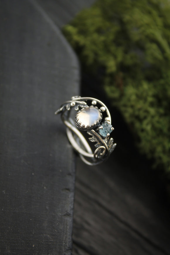 Fern leaf silver ring wih moonstone and raw sapphire